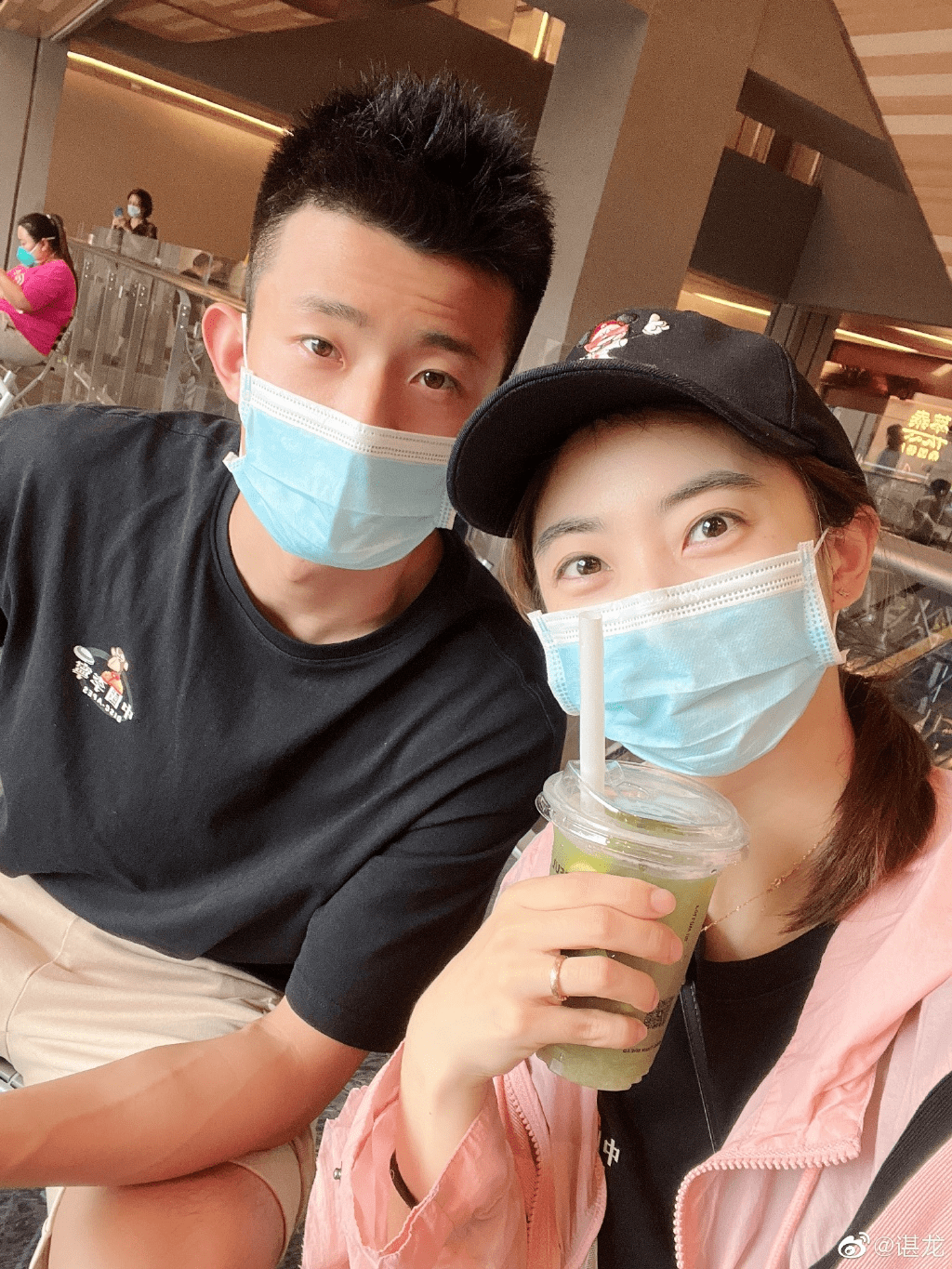 原创谌龙王适娴甜蜜合影遭催促快练球复出石宇奇训练1v2毫不吃力