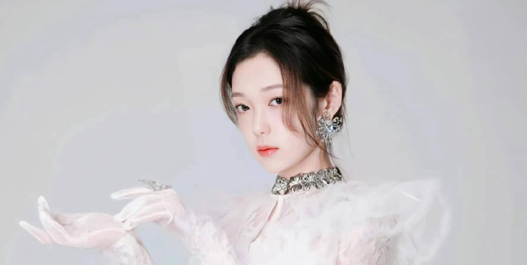 在 硬糖 解散的第一天 西林工作室发布了一份7月份的行程 其中有一份原始 陈卓璇 希林娜 郑乃馨