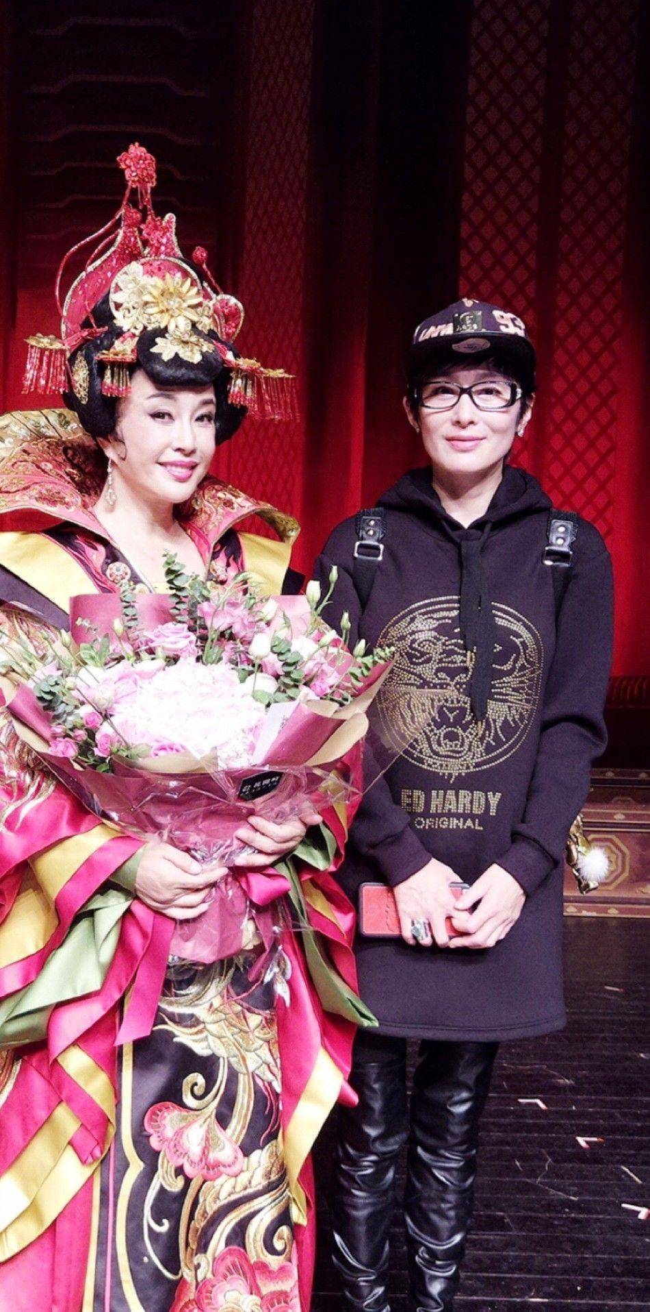 张敏跟曾志伟贴面合影,剪短发瘦出老态,53岁这状态才是真实的!