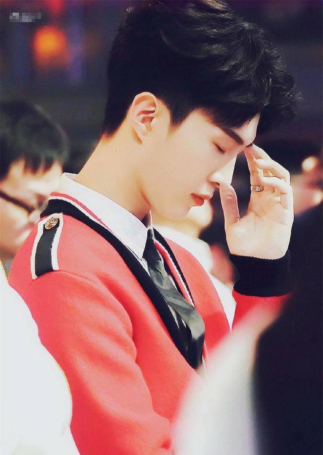 范丞丞挑战舒缓情歌《雨爱》,原来这个少年的情歌也唱得这么好!