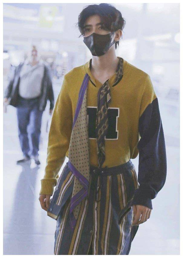 蔡徐坤很"man"?拿裙子当裤子穿,一般人都做不到,真潮!_大卫亚_时尚_感