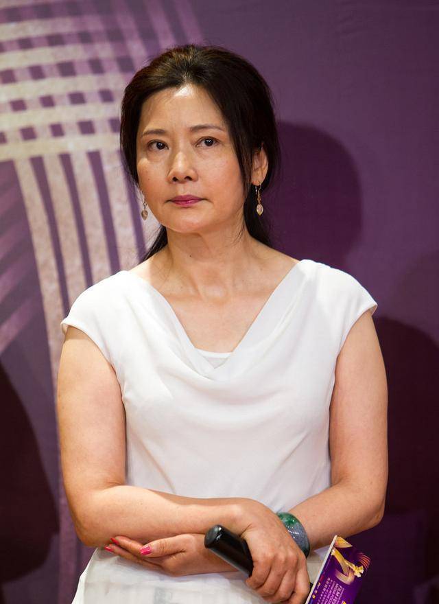 57岁何赛飞太拼了,穿黑色薄纱连衣裙优雅又减龄,肌肤皱纹太真实_时尚