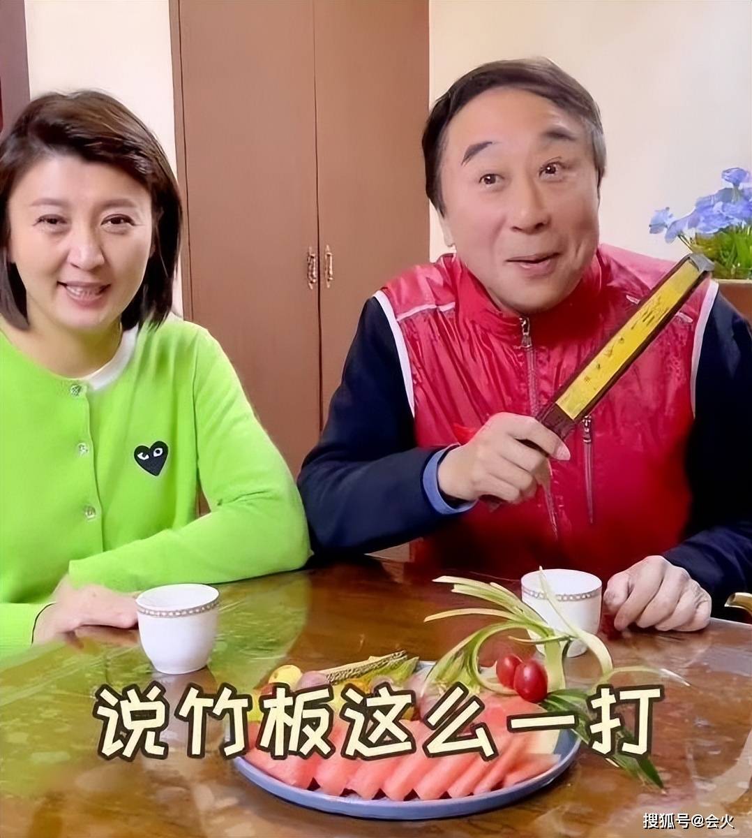 64岁冯巩街边撸串喝酒!吃羊腰蝉蛹太真实