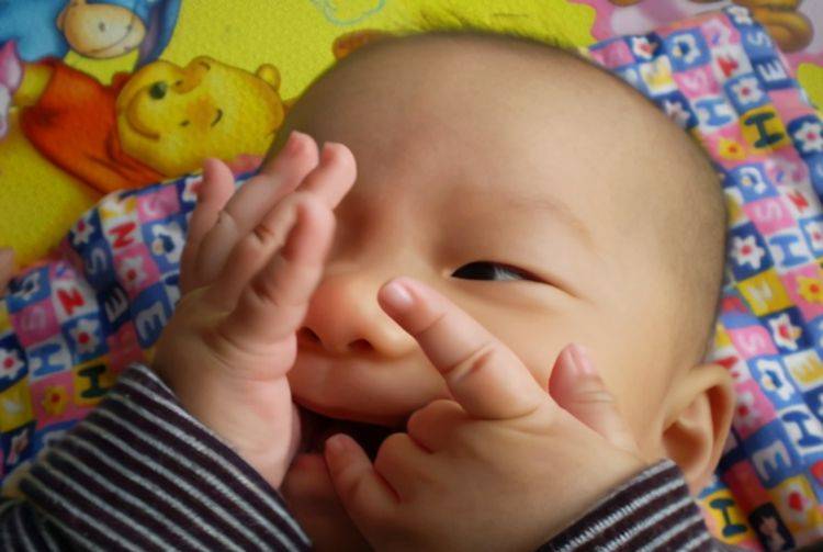 【宝宝吃手】宝宝吃手是怎么回事_宝宝吃手指怎么办