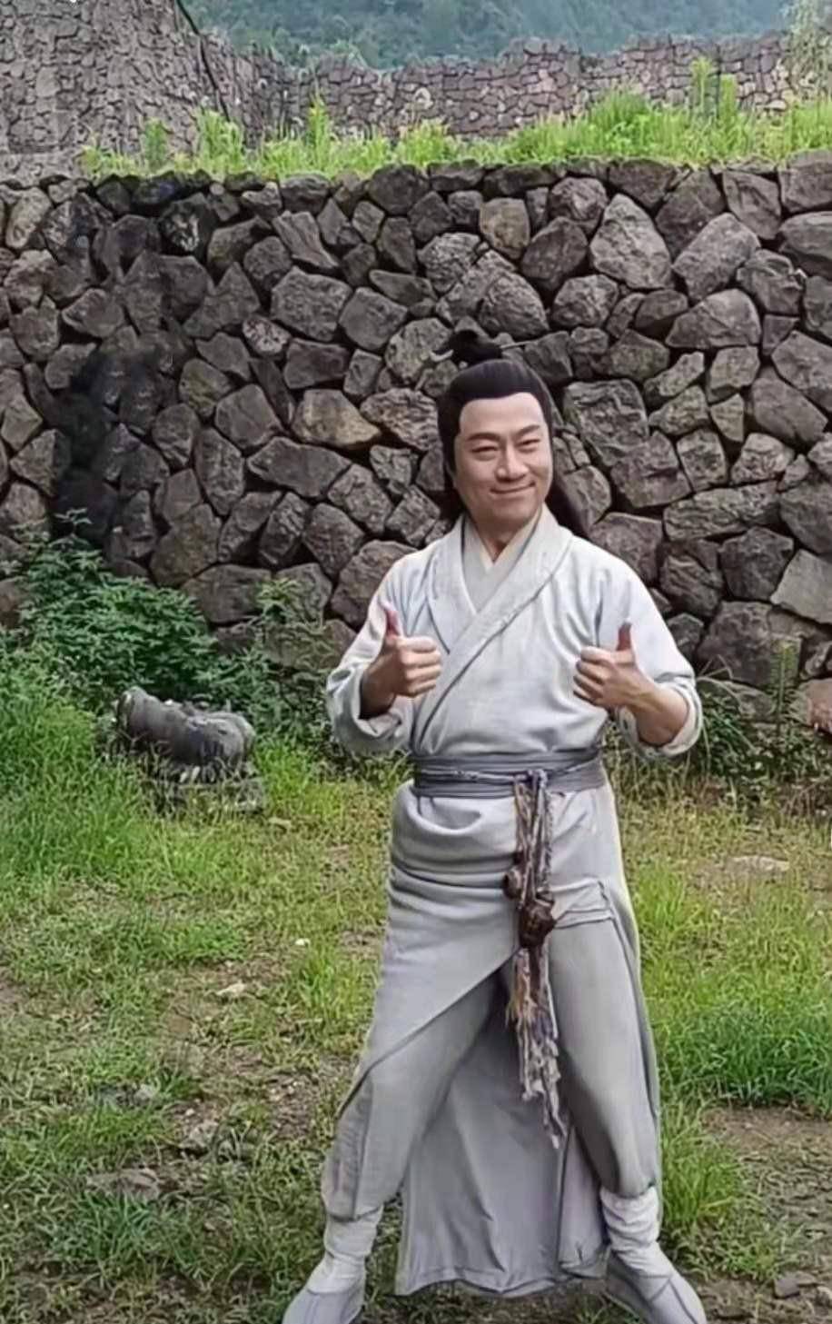 原创57岁黎耀祥穿古装跳舞身材圆润皱纹多脚踩内增高鞋子太艰辛