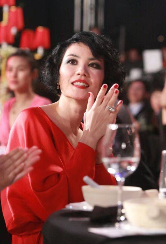 头一回见王菲这打扮!