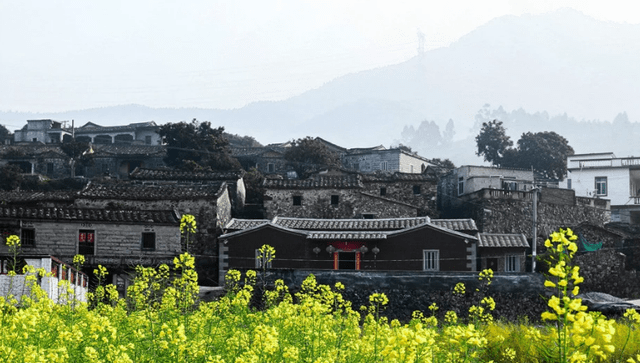 福建这一古村落，藏在泉州市，房屋用风化石搭建，已有百年历史了