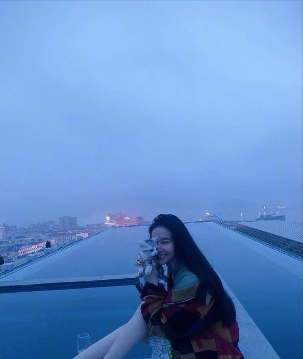 刘亦菲《梦华录》花絮照蹲在地上吃零食接地气,和陈晓合影太特别_时候