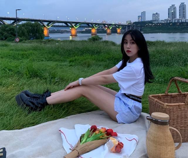 原创24岁吴雅晒睡衣照4年前答应求婚韦世豪降薪后仍不离不弃