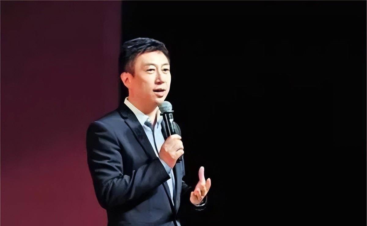 央视主持人陈伟鸿,他今年55岁了,老婆大人长相优雅端庄十分贤惠