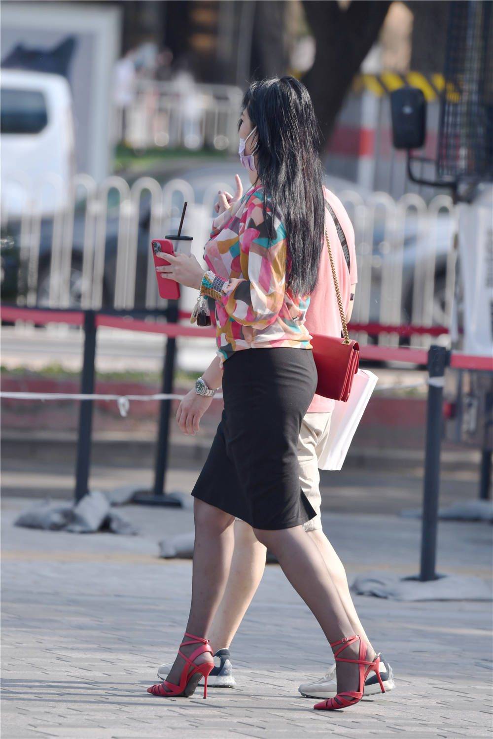 黑色丝袜搭配高跟鞋,夏季穿着依旧经典,爱美的你尝试一下吧_美女_风格