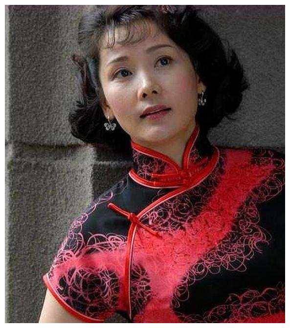 风韵犹存的女星,我只服这4位,穿衣高雅大方,贵气显著_气质_潘虹_李颖