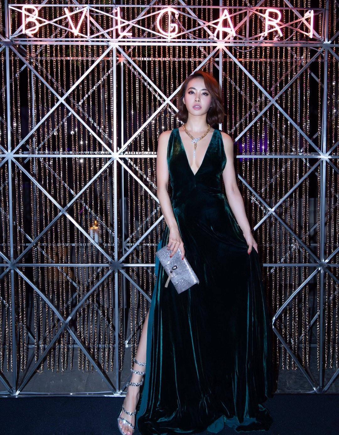 蔡依林真是顾前不顾后,深v礼服大秀凹凸感,背后仅两根细带勒着_时尚