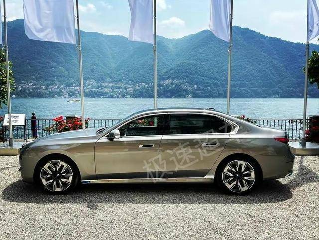 宝马7系行政版曝光香槟金漆面30t混动质感十足对标a8