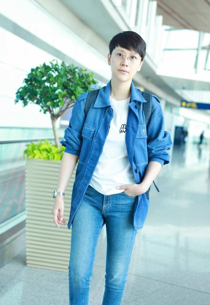 原创海清43岁还显得如此年轻衬衫配牛仔蓝减龄时髦衣服穿对真重要