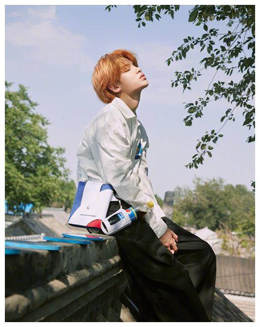 黄明昊大片上线,挑战蓝白配色穿搭,谁不爱这样的邻家少年?