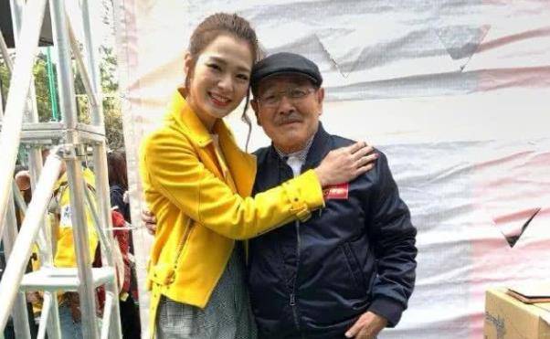 原创杨幂女儿近况曝光亲近爷爷疏远妈妈一句没提她妈妈