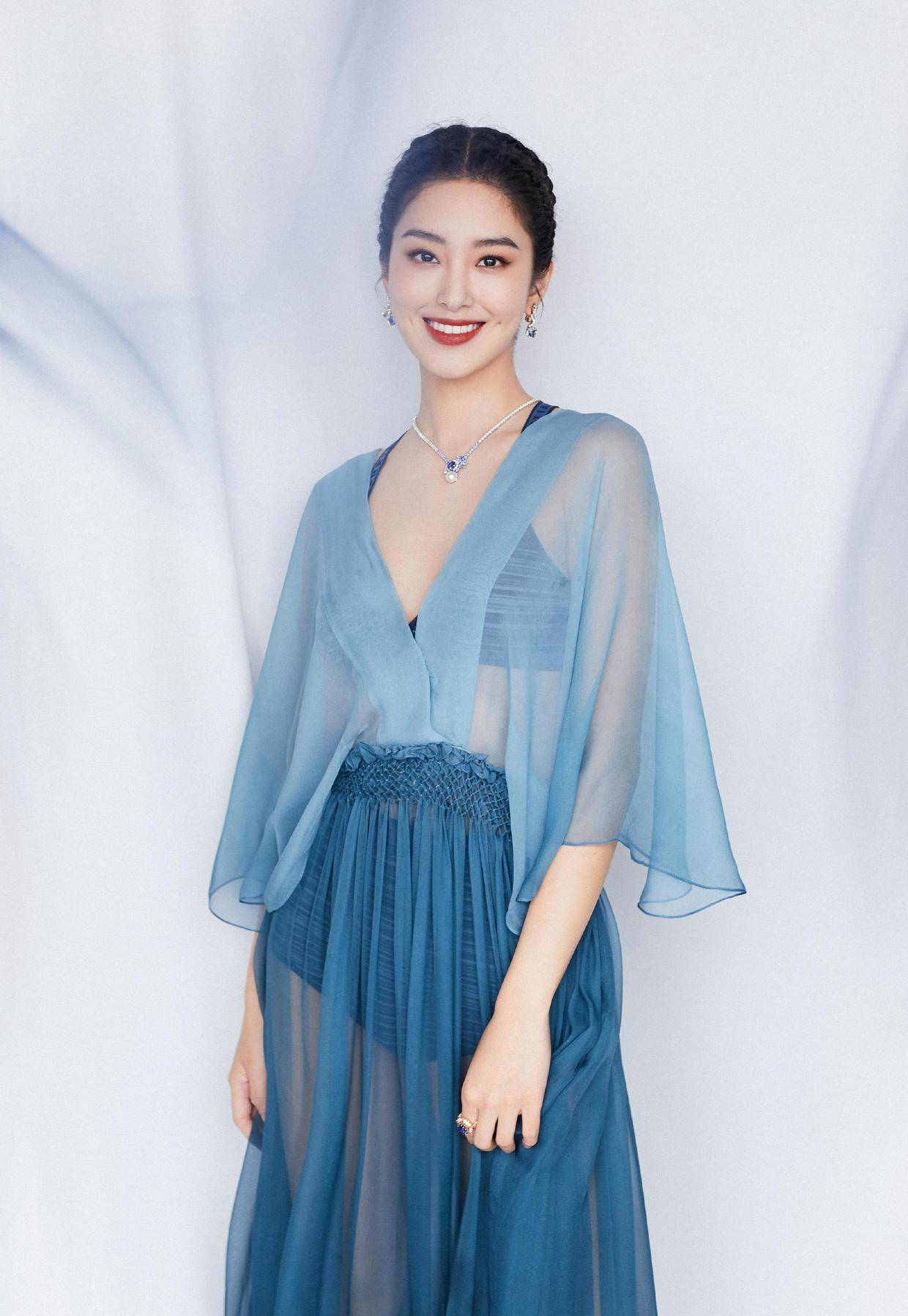 原创杨采钰真是时尚标杆穿黑色抹身材连衣裙时尚优雅高贵洋气