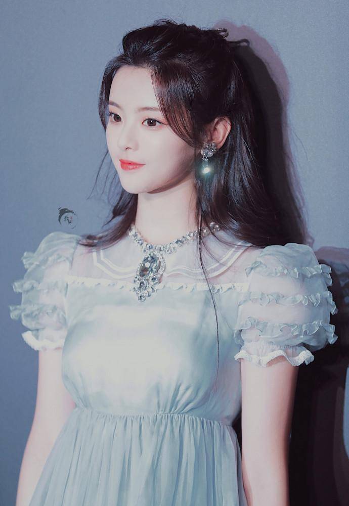 2017年,杨超越与胡婉莹,范悦,杨美琪,杨美玲,关丹,唐艳茹,刘雪丽正式