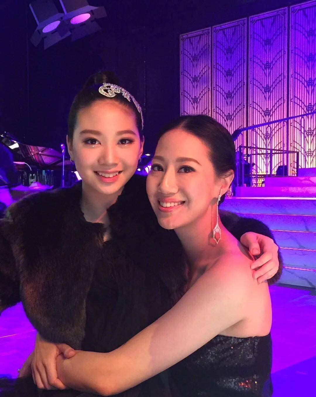 17岁女儿牵爸爸手,甄子丹搂娇妻超甜_汪诗诗_甄济_妈妈
