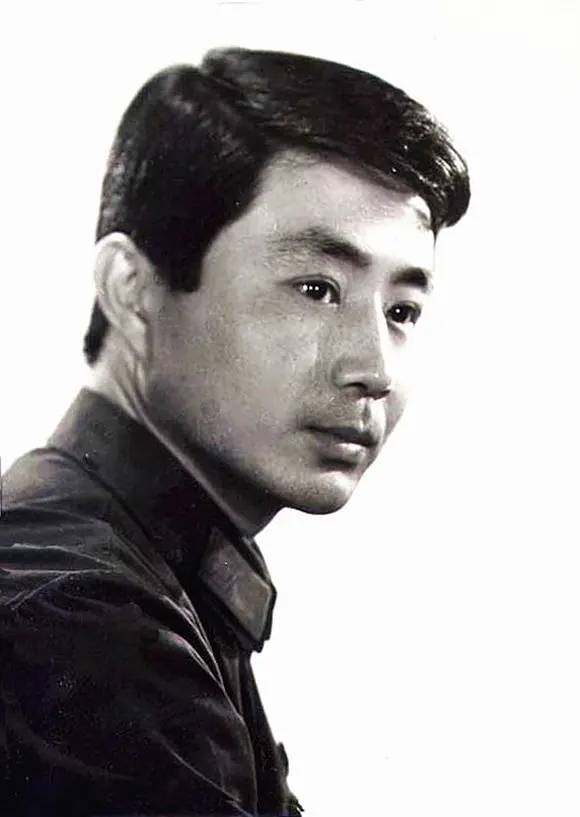 原创他是八十年代八一厂演员俊秀帅气长相酷似宝珣如今难见音讯