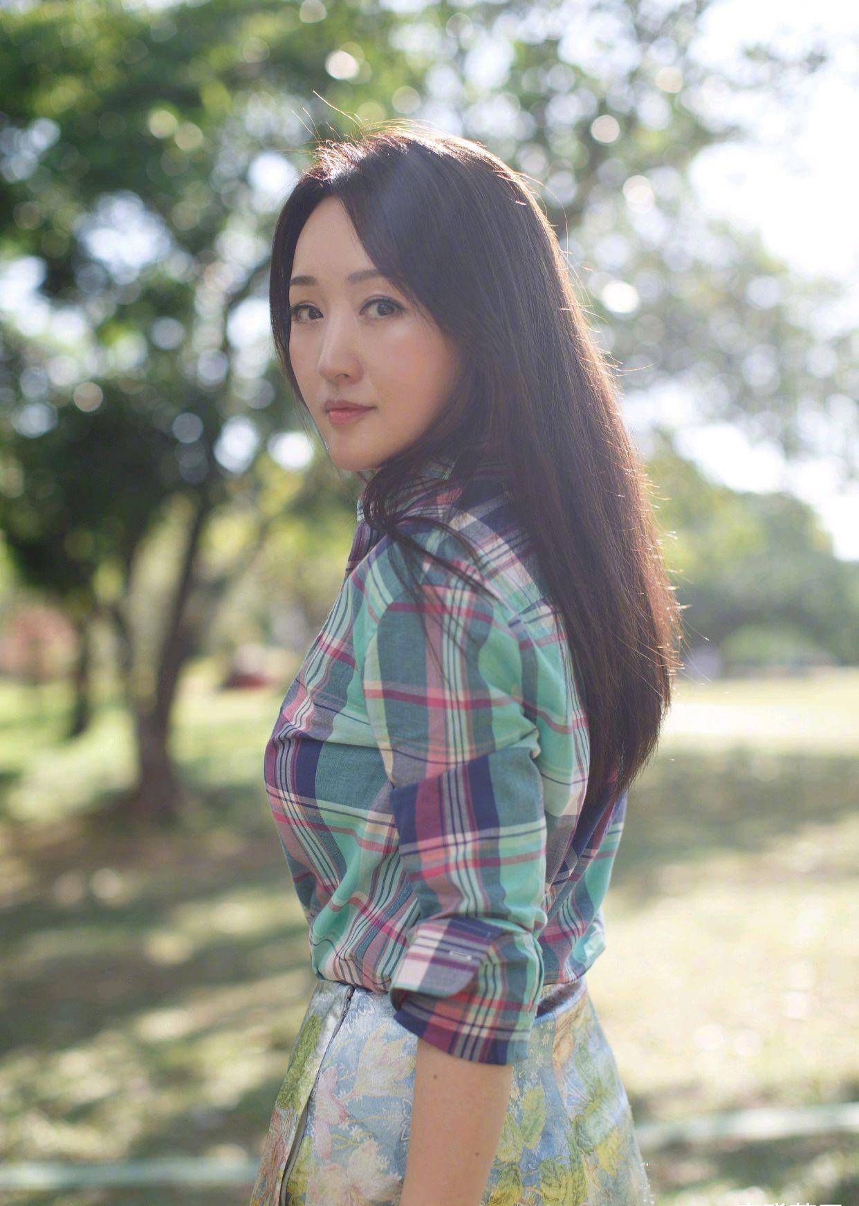 原创杨钰莹好美身穿格纹衬衫配淡绿色印花半身裙清新又柔和