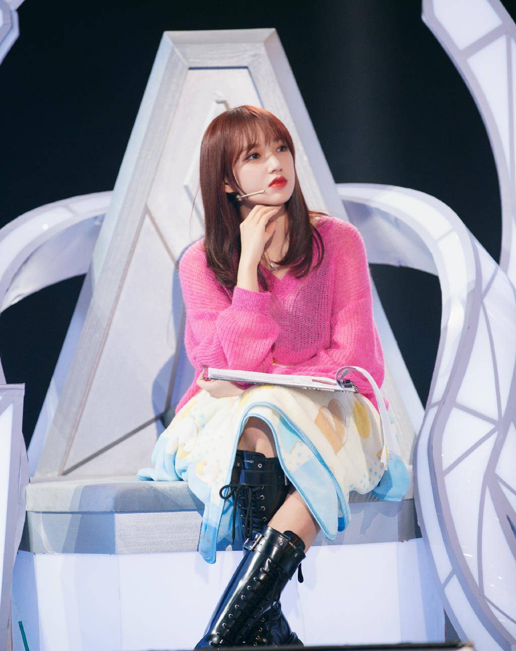 程潇真会凹造型,穿印花拼接衬衫配黑色时尚裙,坐台阶更显腿长了_显高