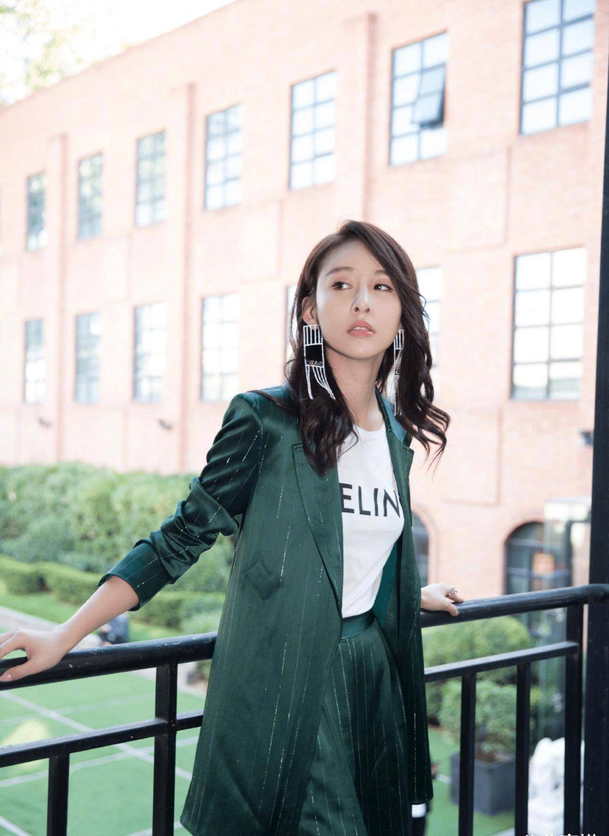 贾青又美出了国际范穿白色拖地连衣裙时尚优雅曲线曼妙惹人羡