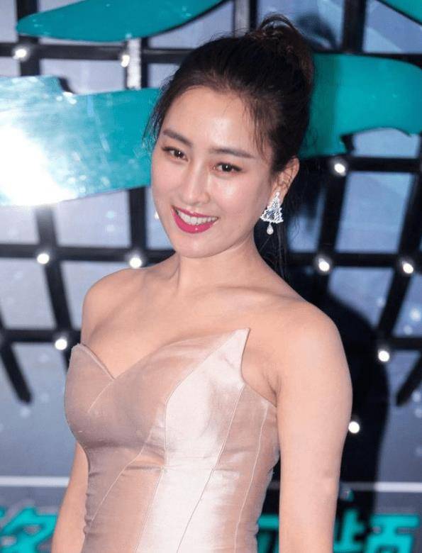 原创马苏真拼啊为了让身材比例更好这么紧的抹胸裙都穿出了高级感