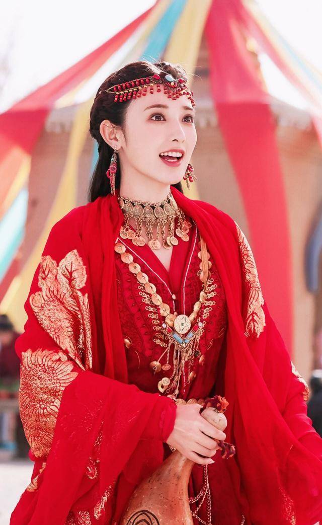 穿上红衣后,霸气十足的路招摇遇上异域风情的小枫,你更钟意谁?