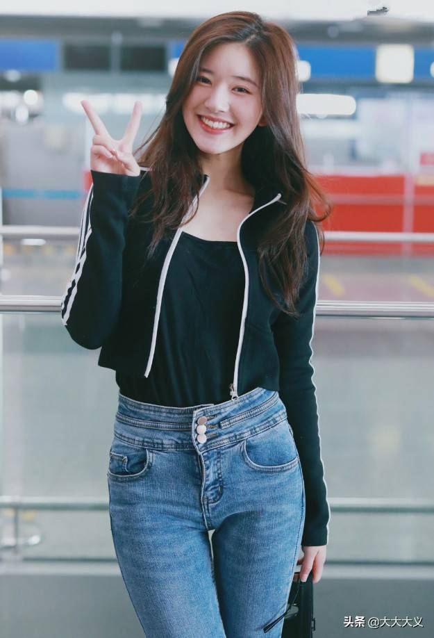 原创赵露思紧身牛仔裤写真清纯可爱翘楚俏皮小女孩让人不得不爱