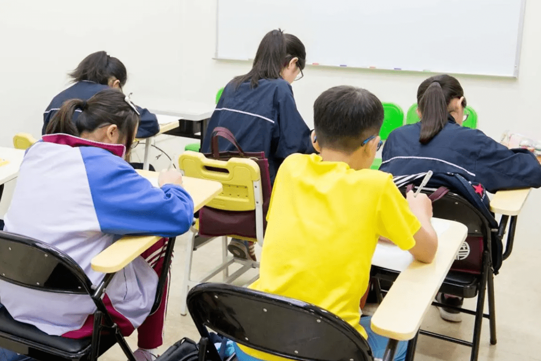 老师给自家孩子补课被举报,医生救人也被举报,原因令人看不透_家长