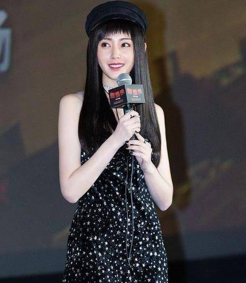 原创张天爱真放得开敢穿这么清爽的吊带裙这身材好比金字塔