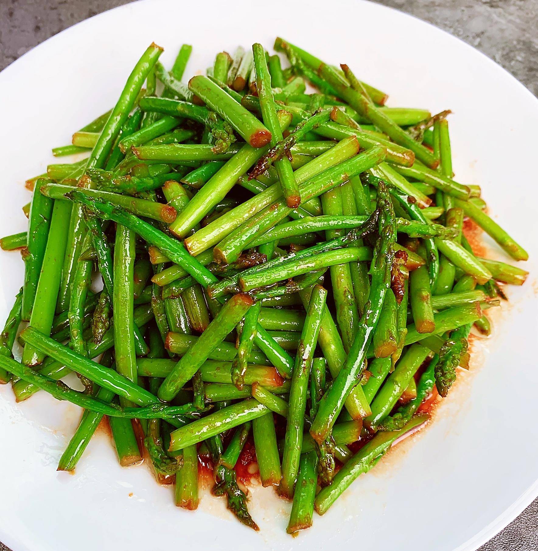 海鲜酱烤芦笋,青脆爽口,酱香浓郁,鲜香美味的健康减肥菜_冷水_做法_小