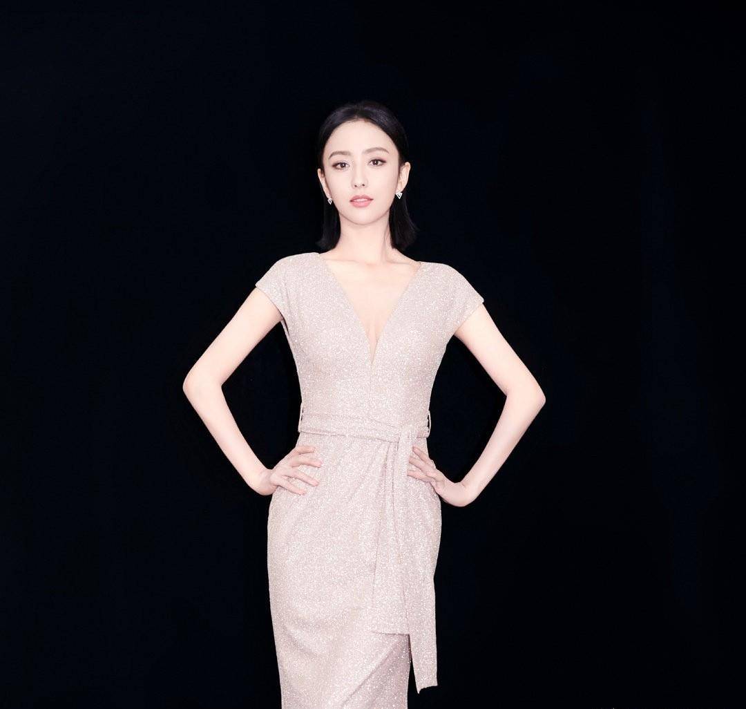 原创佟丽娅真是骨感美深v礼服都撑不起网友照样惊艳