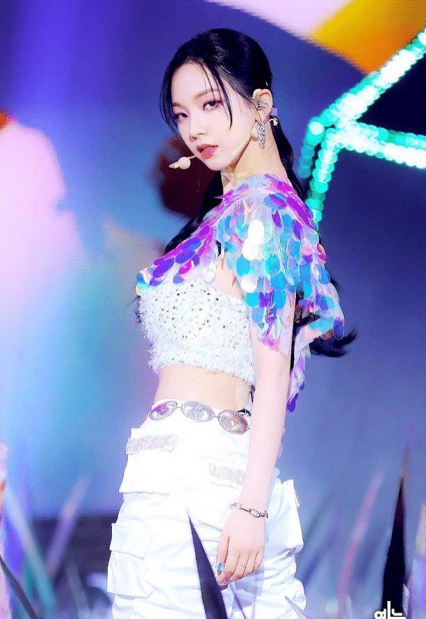 aespa柳智敏身材比例引热议:纤细却不失时尚_刘知珉_ai_认证