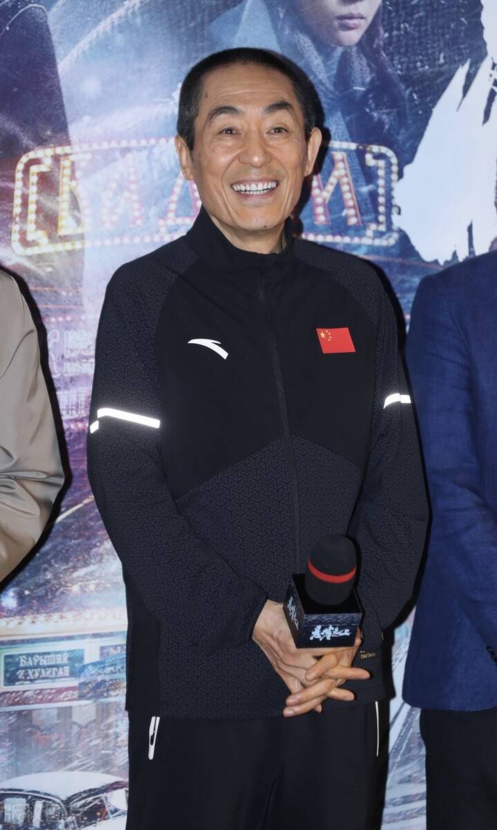 穿得都比较老干部气派,不过在首映礼上,张艺谋一身国货安踏运动套装