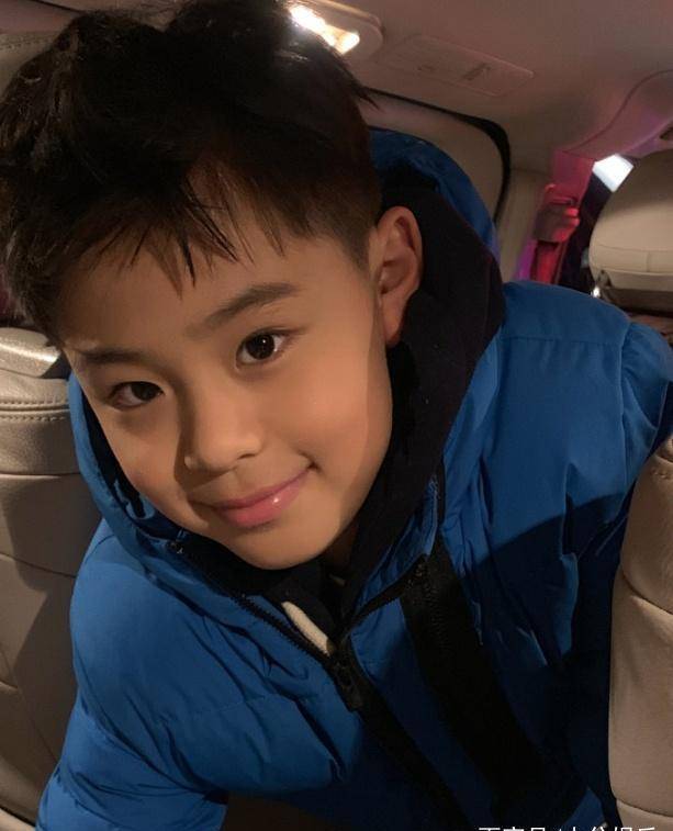 蔡国庆晒儿子近照,7岁的蔡轩正已是小帅哥一枚,获父