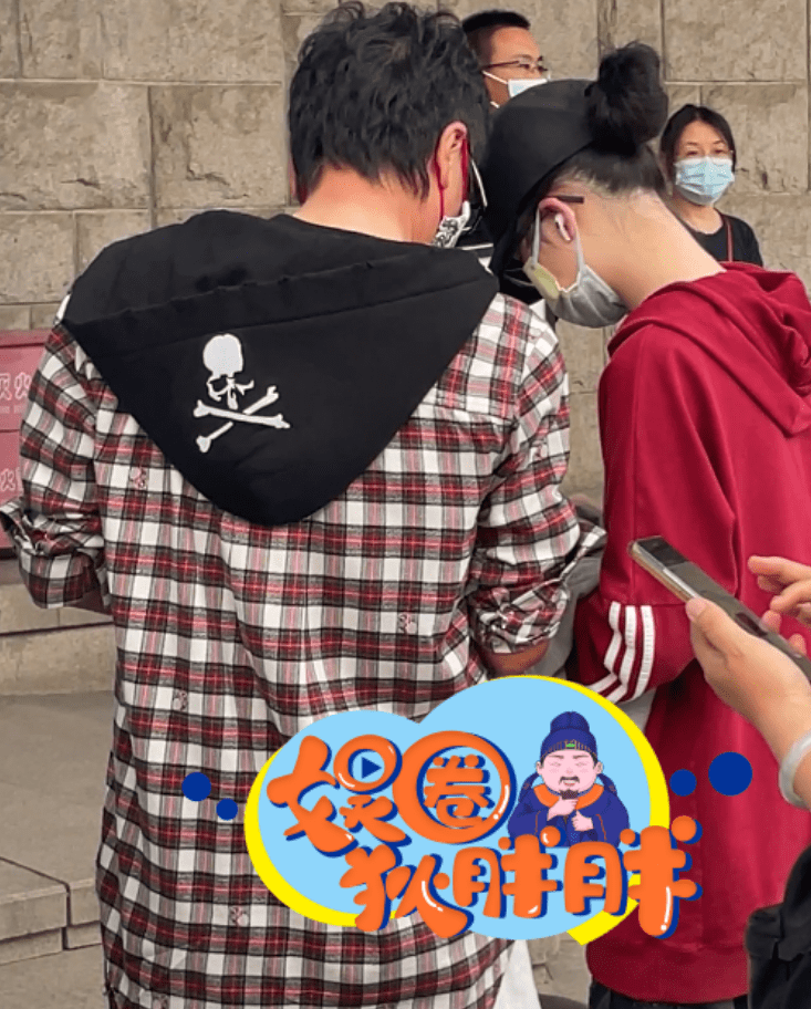 孙楠带女儿看话剧,22岁买宝瑶模样大变