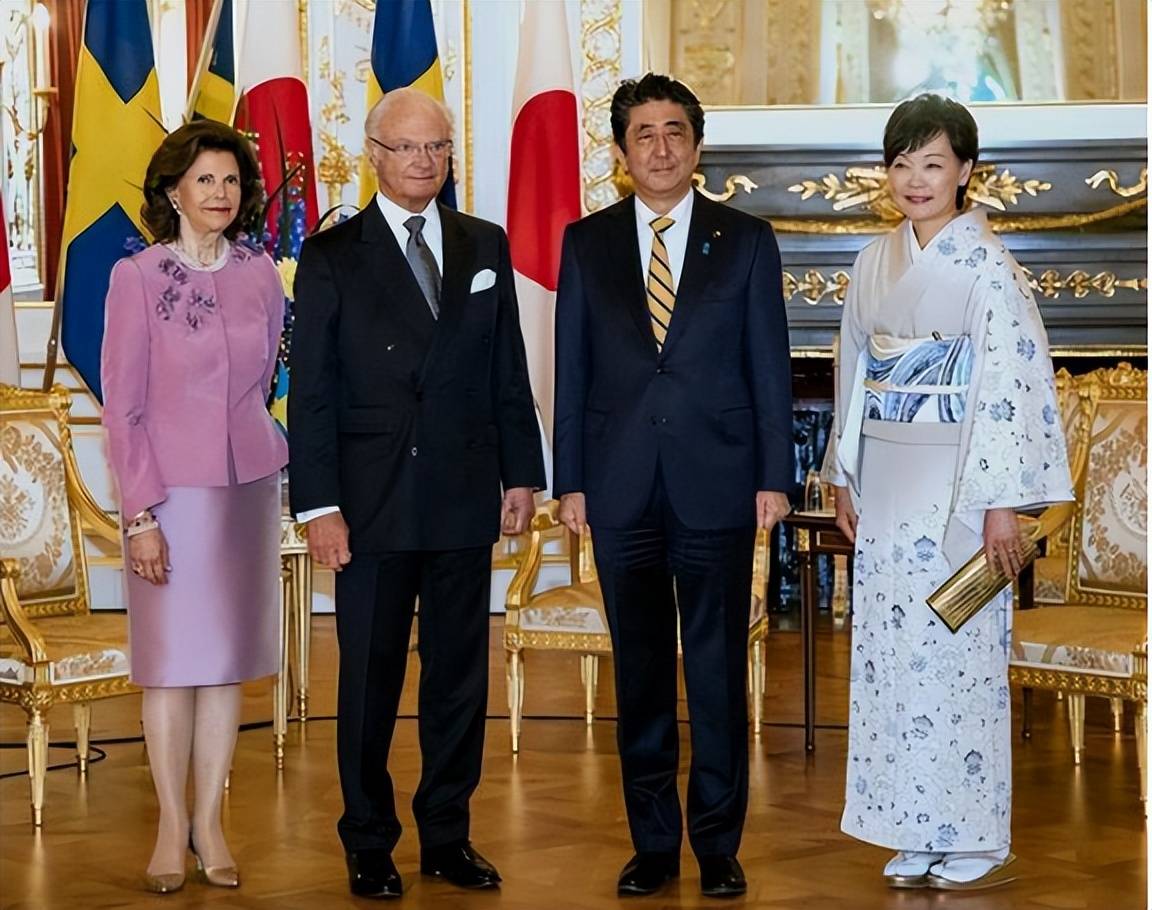 名媛安倍昭惠穿灰色连衣裙老不少曾同框索菲亚王太后不输气场