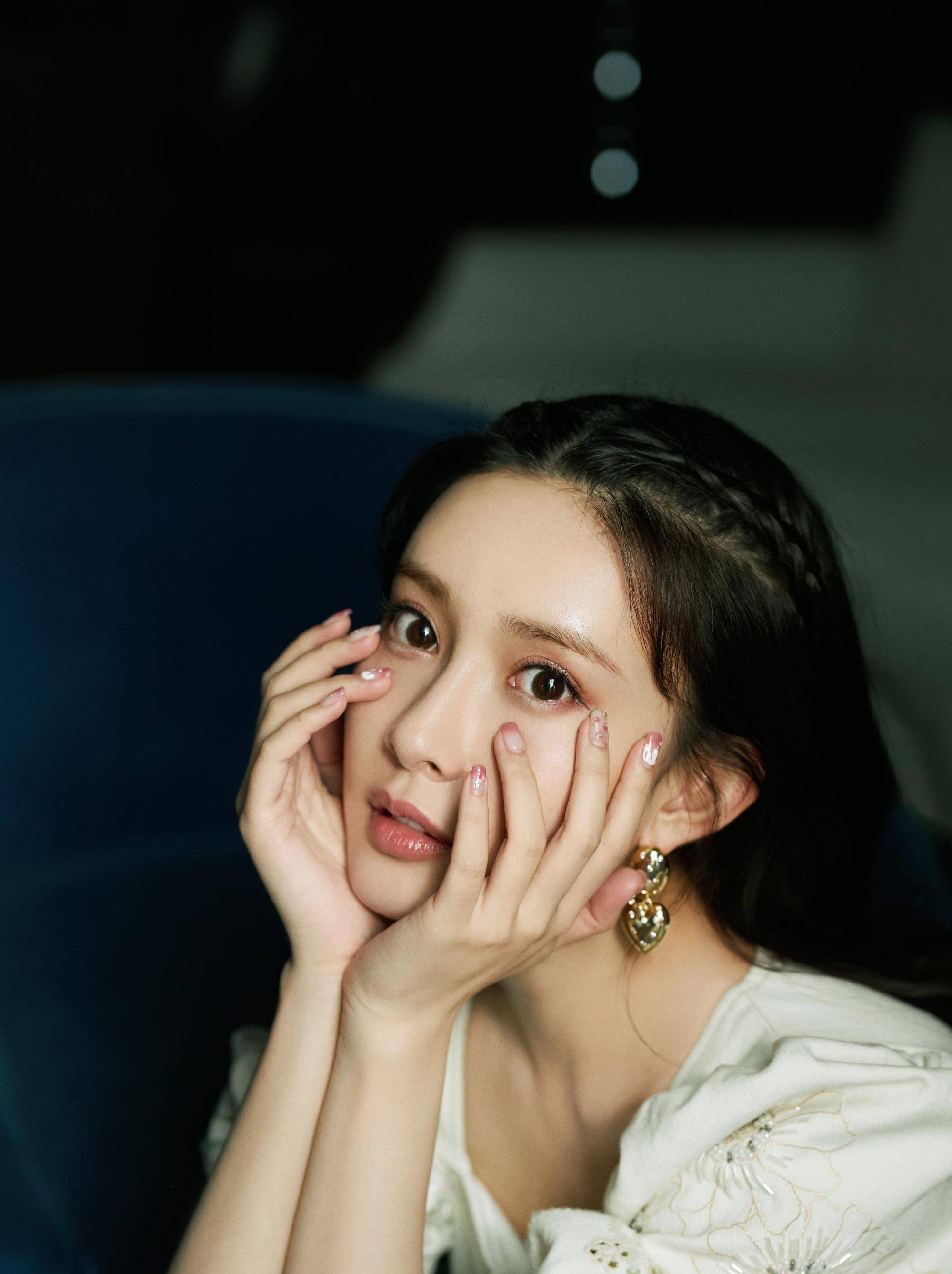 原创孟子义最新写真大片来袭泡泡袖白色连衣裙复古又减龄