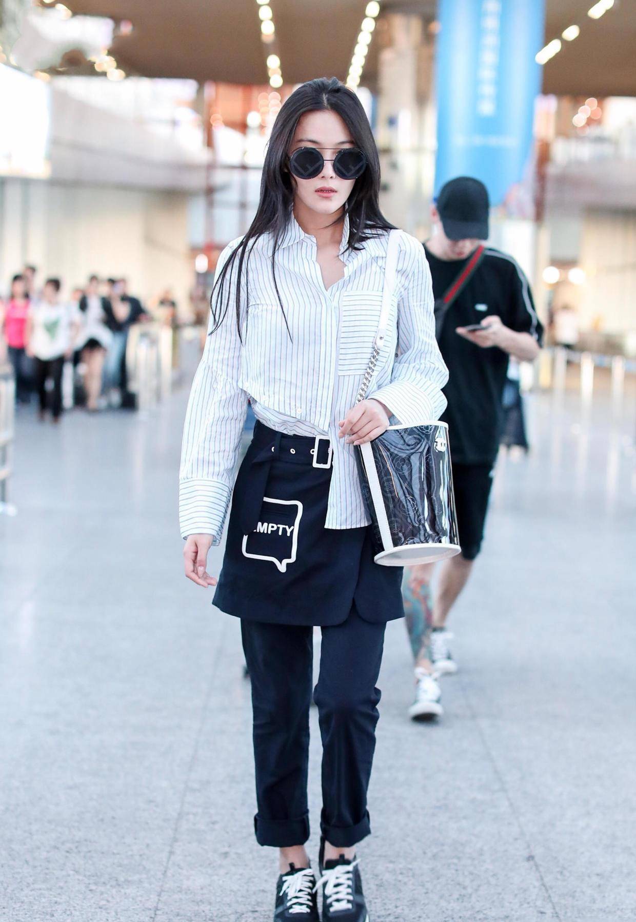 张馨予气场真强大,穿一件衬衫搭配黑色长裤走机场,女神范十足_条纹