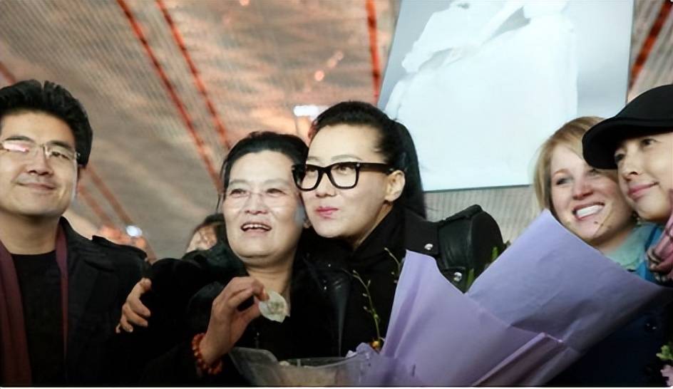 谭晶:32岁嫁大8岁老公,37岁做妈妈,一家三口超幸福_女儿_周丽萍_母亲