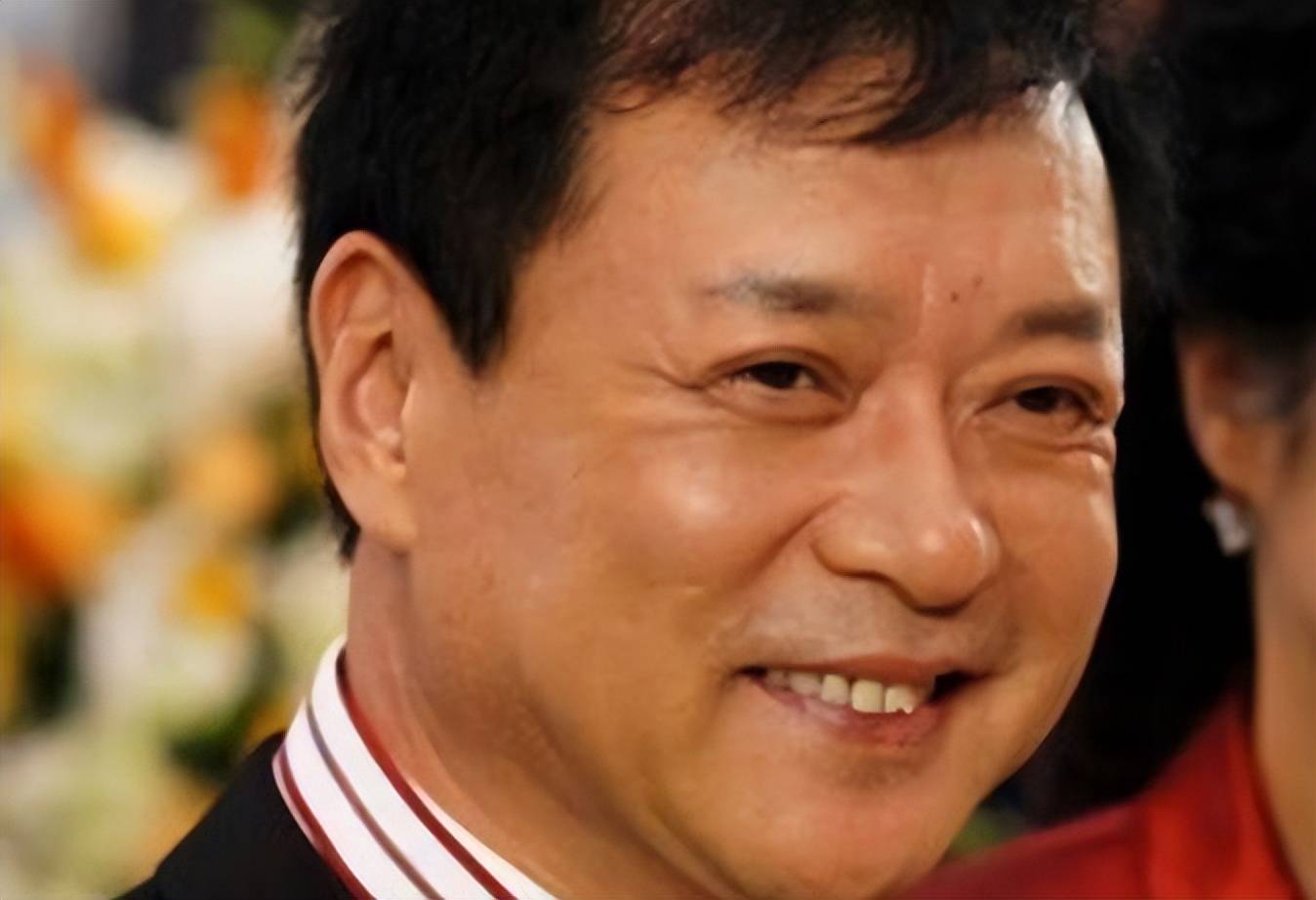 演员迟志强近照曝光,头发稀疏眼袋明显,穿2万毛绒上衣戴大金表_生活