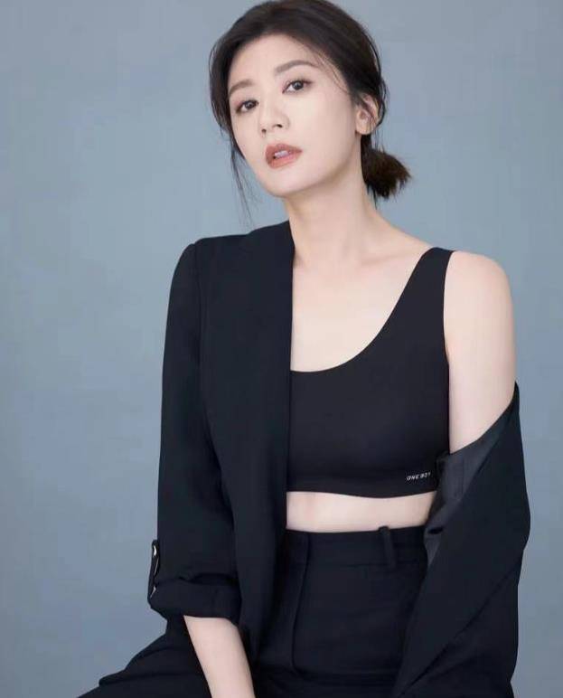 原创内衣大片香肩半露47岁贾静雯下颌线完美再现赵敏之美貌