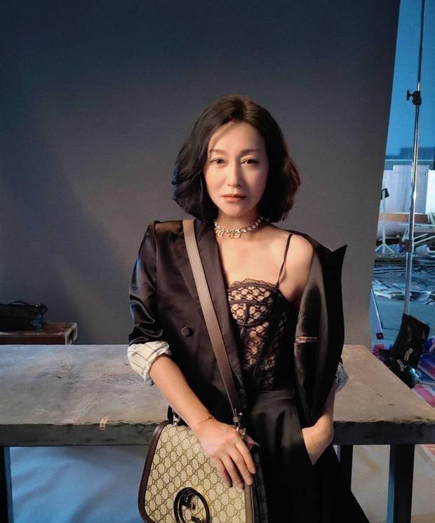 爆笑惠英红晒性感美照引来粉丝彩虹屁红姐在线幽默对答
