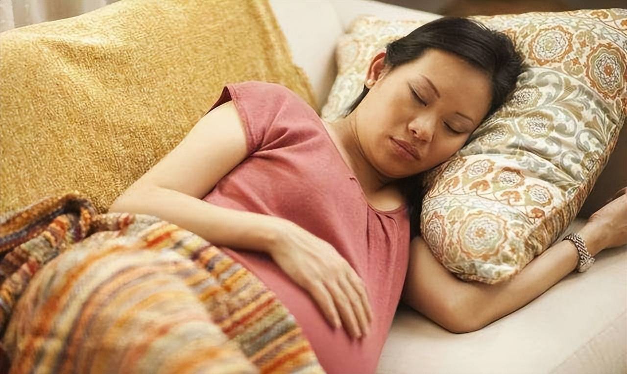 ＂躺女儿睡儿子＂？通过孕妇睡觉来判断胎儿性别,真的准确吗？