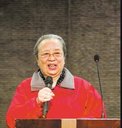 84岁"容嬷嬷"李明启现身,打扮朴素显和蔼,私下背万元包买菜_包包_网友