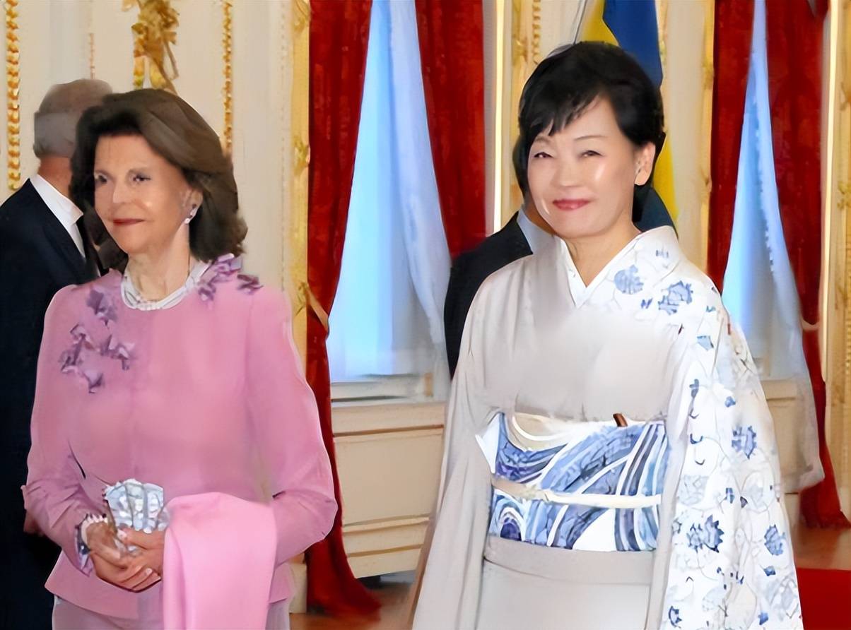 名媛安倍昭惠穿灰色连衣裙老不少曾同框索菲亚王太后不输气场
