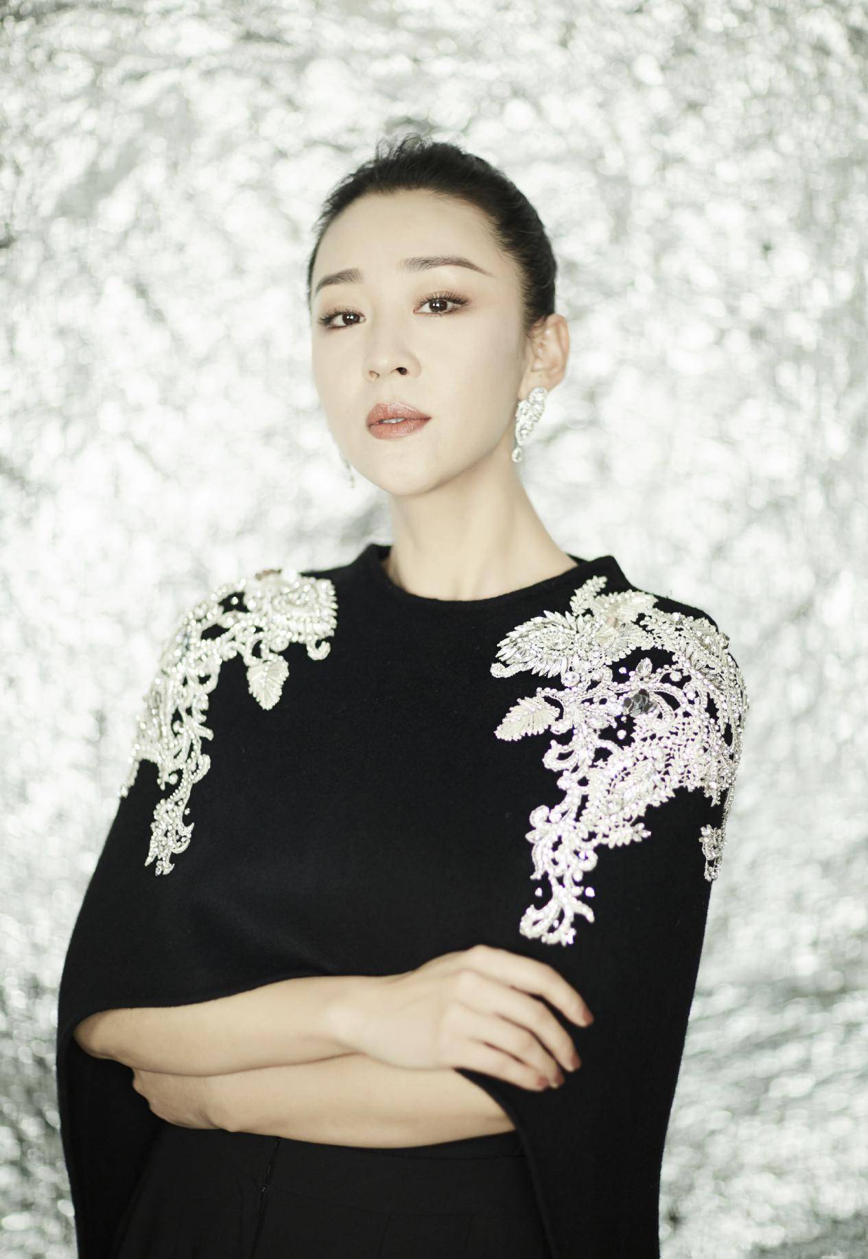 原创苗圃气场可真强穿黑色披风裙霸气冷艳真是被她美到了